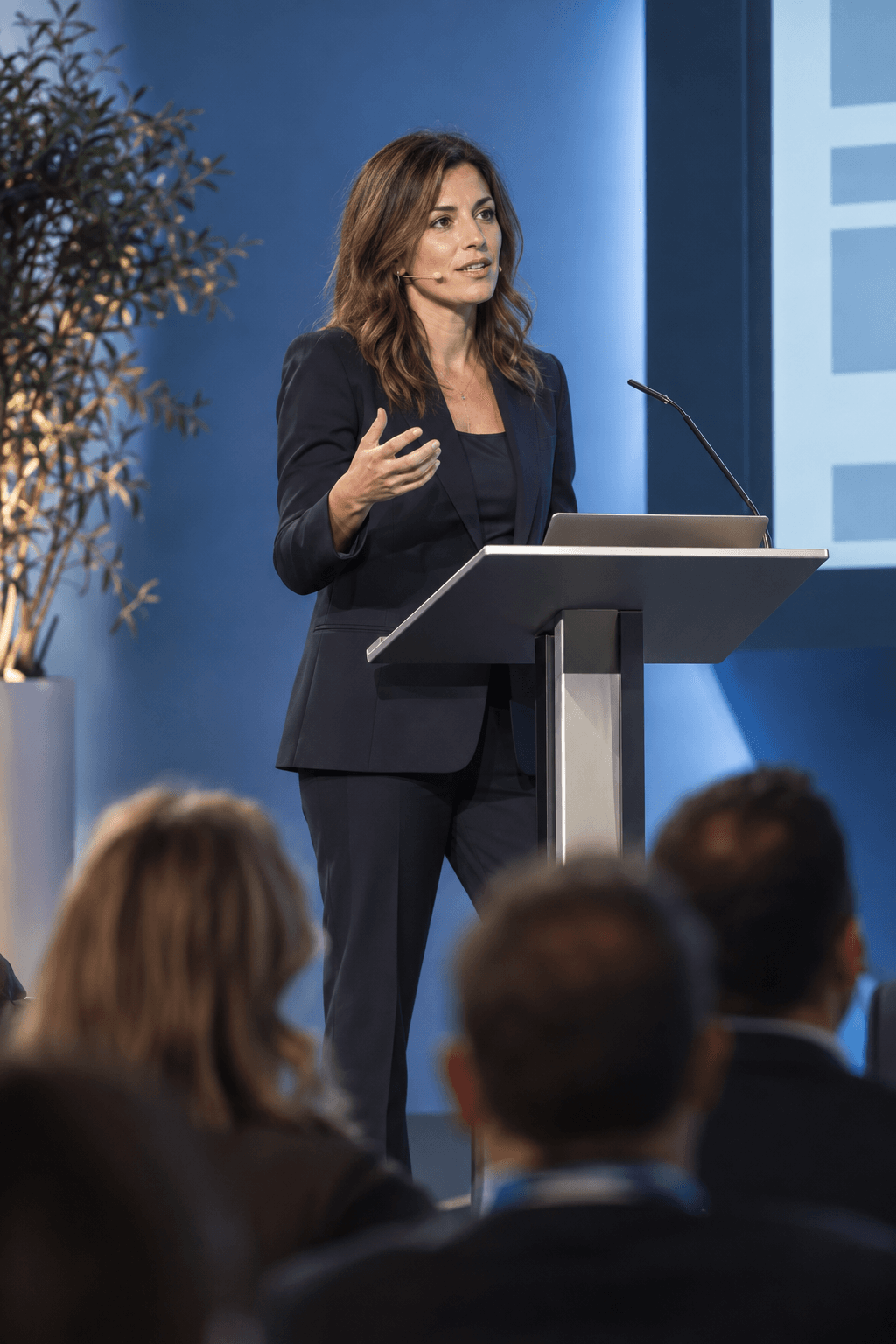 Relatrice sul palco durante un congresso